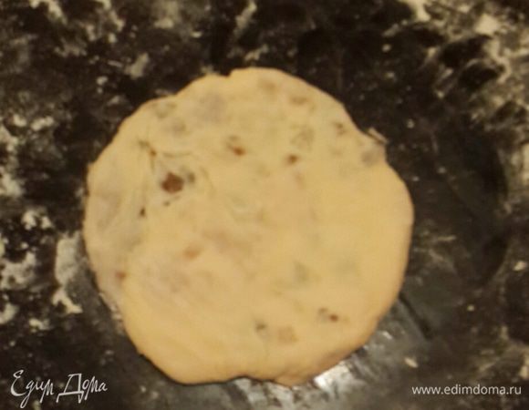 Руками опять придавила и сформировала лепешку. Так чтоб начинка была по свей лепешке.