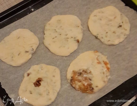 Вот такие лепешки с начинкой. Правда не с первой я поняла как заворачивать.  Так что 2  были не удачные на вид.сразу застелить протвень пергаментом.