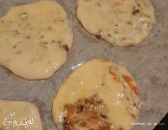 Смазать оливковый маслом и в духовку. Температура 180 И выпекать на нижнем уровне 5 мин и еще 2 на верхнем уровне. Но у меня так не получилось. Я выпекала 10 мин внизу на режиме нагрев и 5 мин вверху на режиме гриль и обдув.