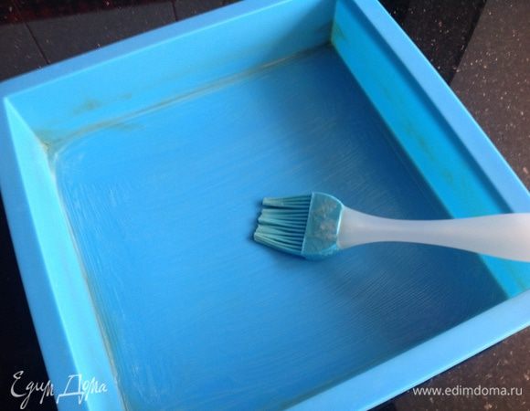 Духовку разогрейте до 180 градусов. Форму для тарта смажьте маслом.