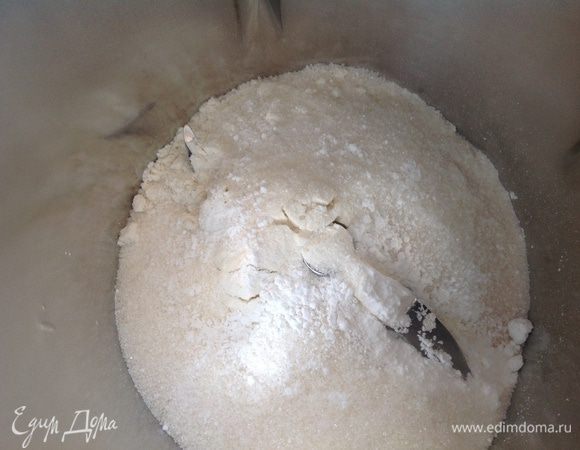 Для теста смешайте муку, сахар и разрыхлитель.