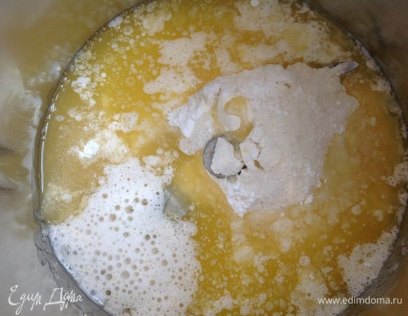 Добавьте растопленное сливочное масло и вымешивайте до состояния крошки.