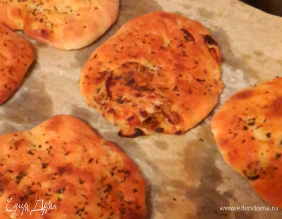 Вот горячие лепешки. Я присыпала сушеным базиликом.