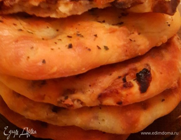 Пока они горячие я каждую смазала сливочным маслом... очень мало, буквально 1 грам на лепешку.  да да это моя ошибка. Я их перерумянила и они были не пышные а чуть суховатые*((  но это не помешала за 10 мин после выпечки все скушать. Мама была довольна новым рецептом в семье. А папа шутил надо мной... что типо я отурчанилась))))) с чем их кушать.... я бы подала вместо хлеба в супу или легкому салату из овощей.