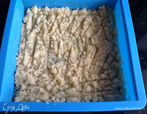 Выложите тесто в форму и разровняйте. Выпекайте 15 минут. Достаньте и остудите.