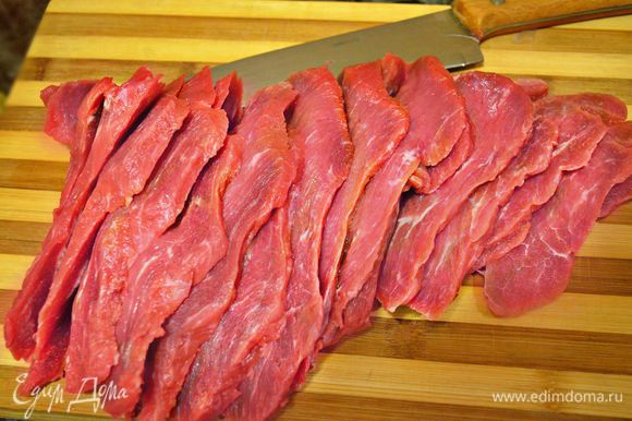 Мясо промыть нарезать на тонкие куски, как для лангета (50 - 70г).