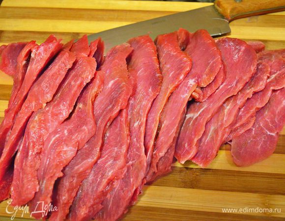 Мясо промыть нарезать на тонкие куски, как для лангета (50 - 70г).