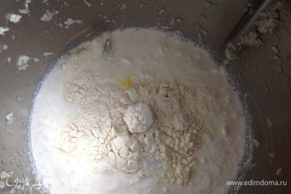 Тем временем приготовим начинку: взбейте яйца, творог, молоко, сахар и муку.