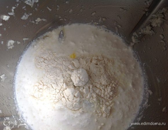 Тем временем приготовим начинку: взбейте яйца, творог, молоко, сахар и муку.