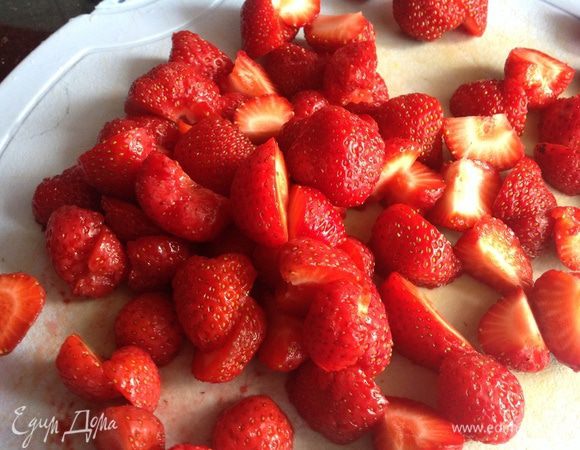 Клубнику разрежьте пополам, крупную на четвертинки.