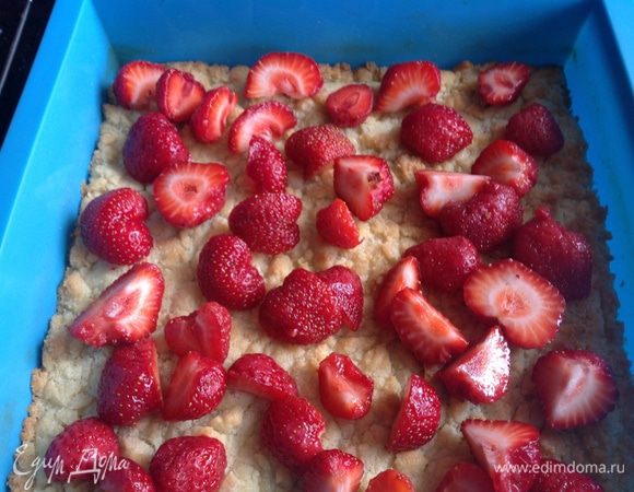 Выложите клубнику на корж.