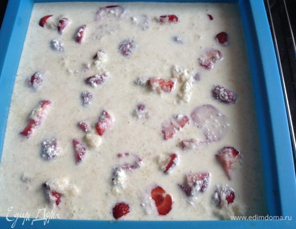 Залейте творожно-кокосовой массой.