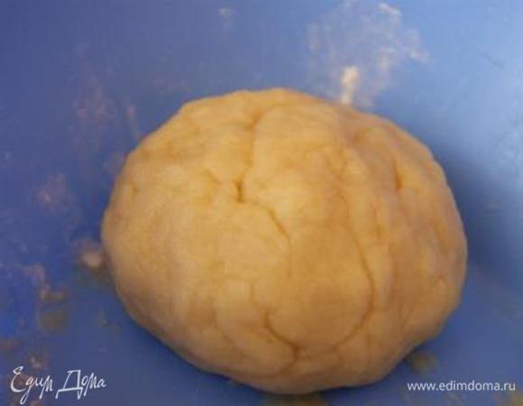 Готовим основу для тарта. Масло порезать кубиками, растересть с сахаром и мукой, добавить яйцо, замесить тесто! Тесто убрать в холодильник на 30 минут.