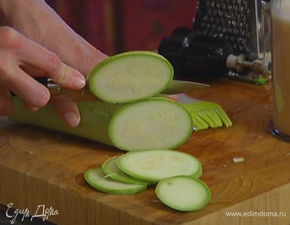 Один кабачок натереть на крупной терке, второй нарезать кружками.