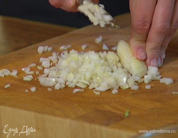 Лук и чеснок почистить и очень мелко порубить.