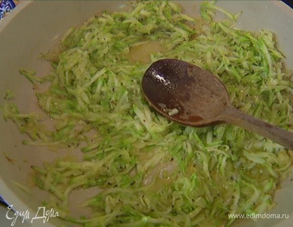 Натертый кабачок добавить к луку с чесноком, перемешать, слегка посолить, поперчить, добавить сухой базилик и орегано и обжаривать 3 минуты, не закрывая сковороду крышкой.