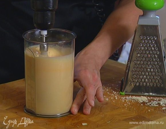 Яйца взбить блендером в пышную массу.