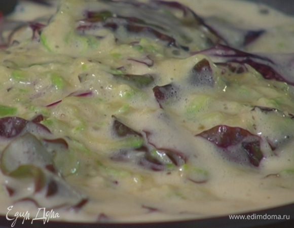 Обжаренный натертый кабачок соединить с мукой, оставшимся сыром и листьями свеклы, влить взбитые яйца и все перемешать.