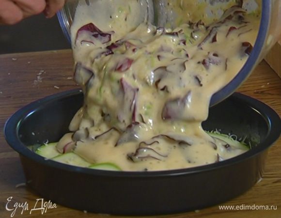 Добавить яичную массу в форму с кабачками и равномерно распределить.