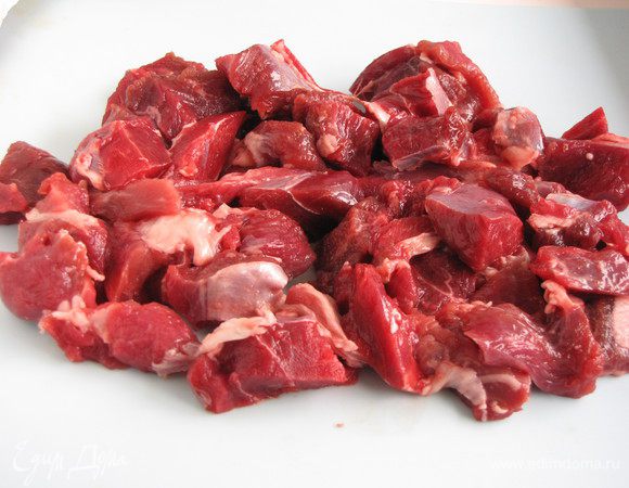 Мясо молодого барашка порезать небольшими кусочками.