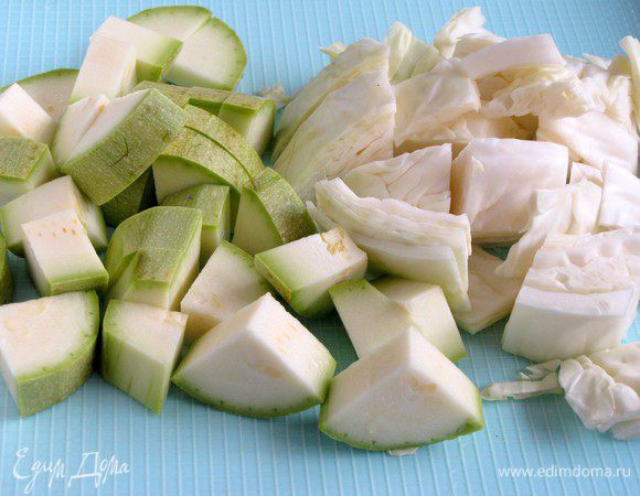 Кабачки, если не большие,  возьмите 2 штуки. Если крупные, то достаточно одного. Нарезать половинками или четвертинками кружков. Капусту нарезать крупными квадратиками.