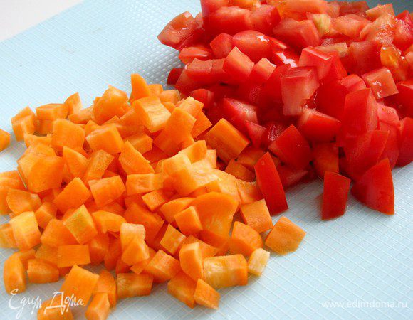 Морковь и помидоры нарезать кубиками. По рецепту предлагается взять крупные помидоры и морковь.