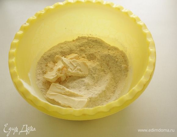 Добавить холодные кусочки масла и быстро перемешать все руками, разминая масло  пальцами.