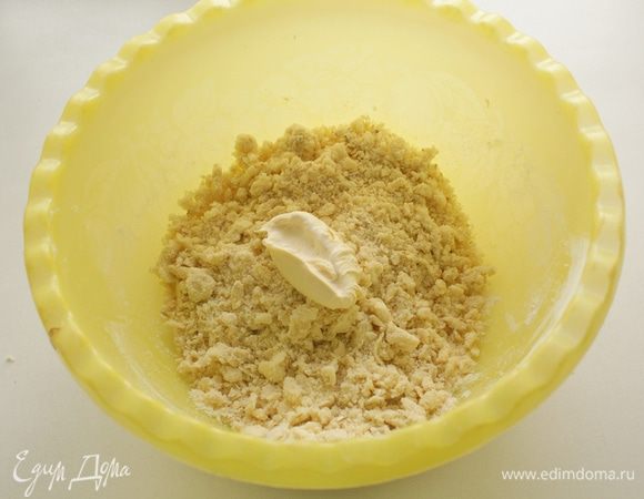 Добавить сметану, хорошо все перемешать.