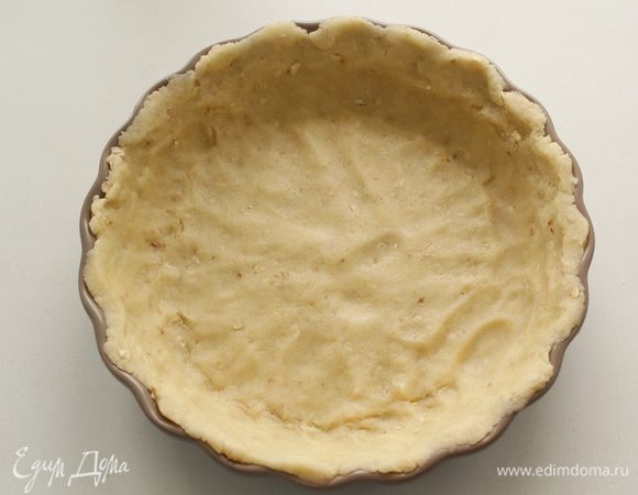 Отложить небольшой кусочек теста  и отправить в холодильник. Остальное руками распределить по форме и тоже поставить в холодильник. Разогреть духовку на 190 градусов. Выпекать 15 минут, до лёгкого зарумянивания. 