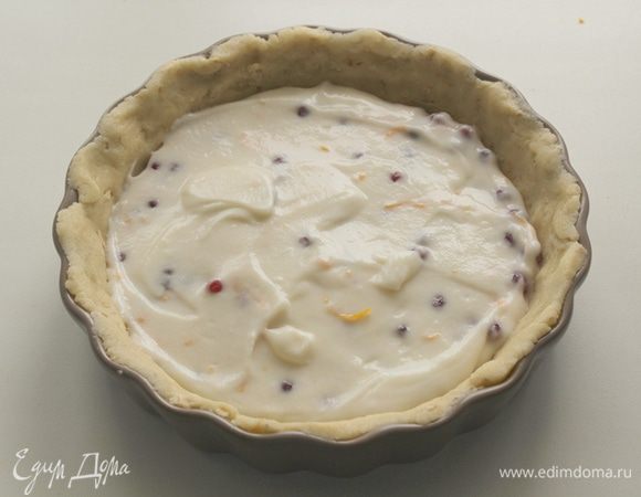 Добавить ягоду и выложить в выпеченную основу.