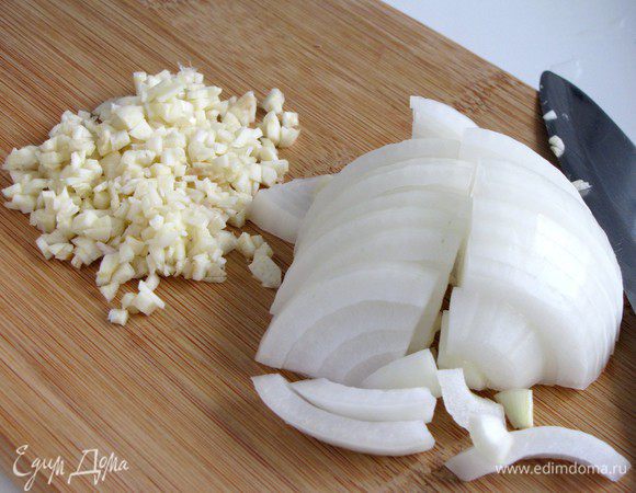 Лук нарезать четвертинками колец. Чеснок измельчить.