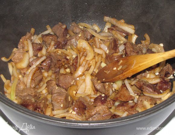 Добавить лук и чеснок и жарить еще 5-7 минут, помешивая.