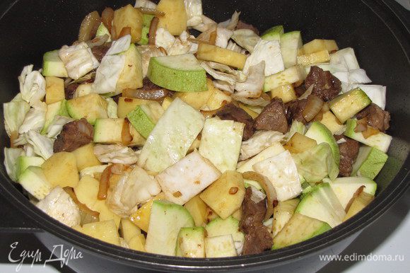 Добавить капусту, кабачок и картофель, нарезанный крупными кусочками.