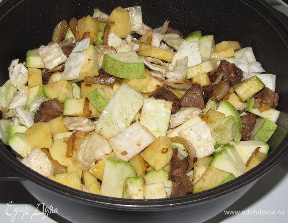 Добавить капусту, кабачок и картофель, нарезанный крупными кусочками.