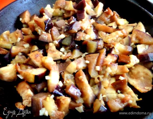Обжарим слегка на растительном масле,часто перемешивая. Отправить в большую чашу или кастрюлю.