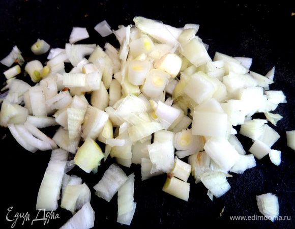Лук нарезать,можно не сильно мелко.