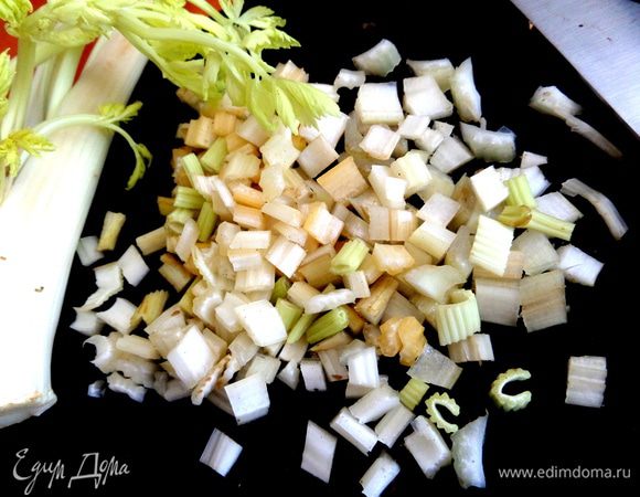 Пару стеблей сельдерея измельчить и тоже слегка обжарить.