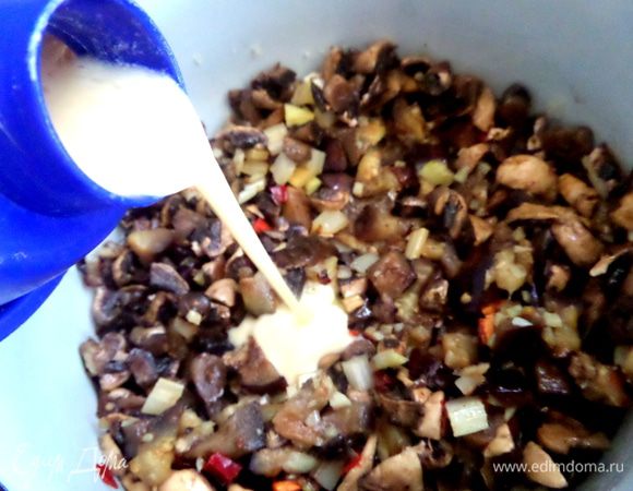 В шейкере взбить молоко с яйцами и вылить омлетную смесь в овощи.