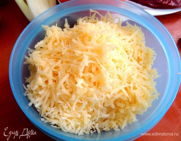Сыр мелко натереть.
