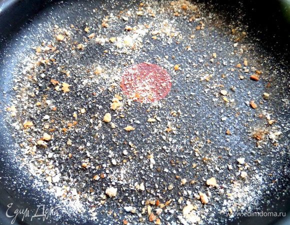 Тефлоновую сковороду (26 см) смазать маслом и присыпать сухарями.