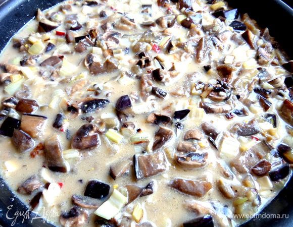 Вылить смесь в сковороду.