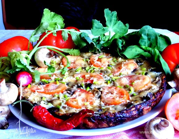 Переносим осторожно на большое плоское блюдо и украшаем зелёным лучком и др. овощами.