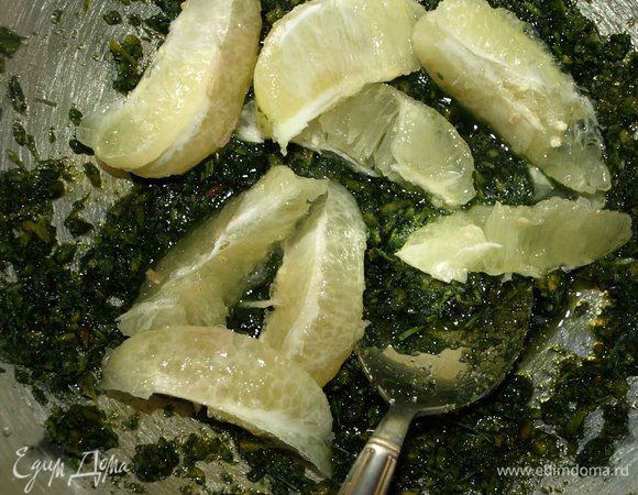 Лимон очистить от кожуры, разобрать на дольки. Соединить с тархуном, из каждой дольки выдавливая сок.