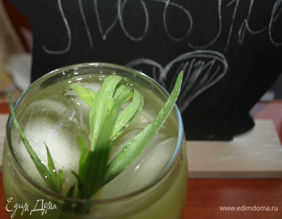 Готовый лимонад процедить.  В бокал кладем лед, веточку тархуна, наливаем лимонад. 