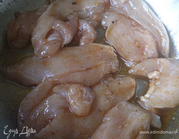 Филе нарезать полосками и выложить в маринад.