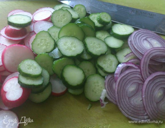 Овощи помыть, обсушить и нарезать кружочками.