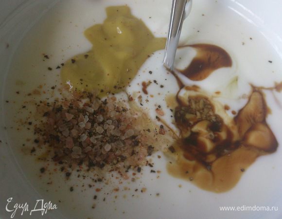 Смешать все ингридиенты для соуса.