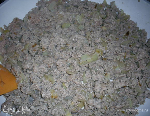 Начнем с приготовления начинок. Мелко нарезанный лук обжариваем на растительном масле до золотистого цвета. К нему добавляем мясной фарш и жарим на среднем огне до готовности мяса.