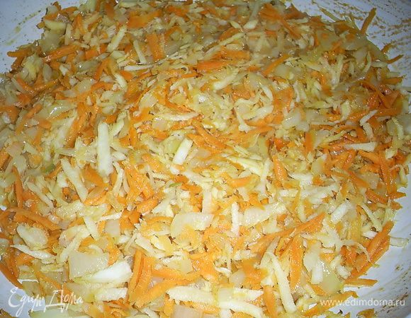 Лук мелко режем и обжариваем до прозрачности, добавляем натертую на крупной терке морковь и жарим до полуготовности. Затем добавляем натертый на крупной терке корень пастернака. Жарим на среднем огне еще минут 5.