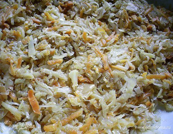 Затем добавляем на сковороду отжатую квашеную капусту, перемешиваем и тушим под закрытой крышкой 20-25 минут на медленном огне. Периодически помешиваем, чтоб не пригорело, если нужно, добавляем соль, сахар по вкусу.